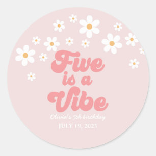 Five ist ein Vibe Retro Daisy Pink 5. Geburtstag Runder Aufkleber