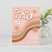 Five ist ein Vibe Retro Daisy Pink Girl zum Geburt Einladung (Stehend Vorderseite)