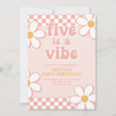 Five ist ein Vibe Retro Karo Pink Daisy Einladung (Vorderseite)