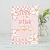 Five ist ein Vibe Retro Karo Pink Daisy Einladung (Stehend Vorderseite)