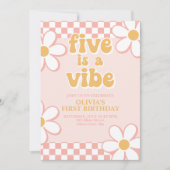 Five ist ein Vibe Retro Karo Pink Daisy Einladung (Vorderseite)