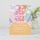 Five ist ein Vibe Retro Sunshine Rainbow Daisy Inv Einladung (Stehend Vorderseite)