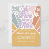 Five ist eine Vibe Retro Sunshine Rainbow Daisy Einladung (Vorderseite)