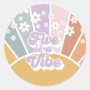 Five ist eine Vibe Retro Sunshine Rainbow Daisy Runder Aufkleber