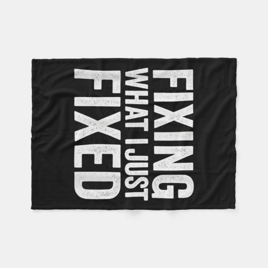 Fixing What I Just Fixed Funny Mechanic Diy Garage Fleecedecke (Vorderseite (Horizontal))