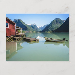 Fjordlandschaft mit Bootshaus und Bergen Postkarte