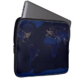 Flachbild-Karte der Erde, auf der die Lichter der Laptopschutzhülle (Vorne Rechts)