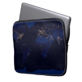 Flachbild-Karte der Erde, auf der die Lichter der  Laptopschutzhülle (Vorderseite Links)