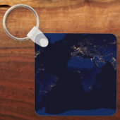 Flachbild-Karte der Erde, auf der die Lichter der  Schlüsselanhänger (Vorderseite)