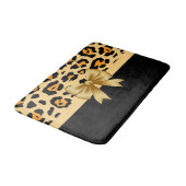 Flachbildschirm und Leopard Badematte (Schrägansicht)