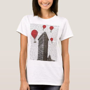 Flacheisen-Gebäude und Rot-Heißluftballons T-Shirt