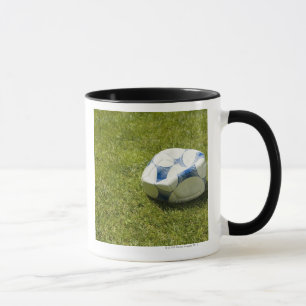 Flacher Fußball im Gras, Deutschland Tasse