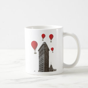 Flaches Eisen-Gebäude und Rot - Heißluft-Ballone Kaffeetasse