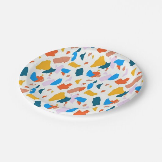 Flachfarbiges Terrazzo-Muster Pappteller (Schrägansicht)