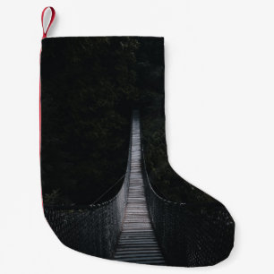 FLACHFOKUSFOTO EINER BRAUNEN HOLZBRÜCKE KLEINER WEIHNACHTSSTRUMPF