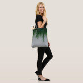 FLACHFOKUSFOTO VON FARNPFLANZEN TASCHE (Am Model)