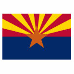 Flag Arizona: Stern, der Kupfer-Staat Fotoskulptur Magnet<br><div class="desc">Die Arizona-Fahne, ein lebendiges Zeugnis der einzigartigen Landschaft und der reichen Geschichte des Staat, erzählt eine Geschichte von kontrastierender Schönheit und bleibender Kraft. Sein Design, ein Meisterwerk der Einfachheit und Symbolik, prägt das Wesen des Grand Canyon Staat. - Die obere Hälfte der Fahne wird von einer auffallenden Anzeige von dreizehn...</div>