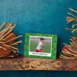 Flag Football Coach Player Personalisiert Fotoplatte<br><div class="desc">Feiern Sie Ihren Lieblings-Flag-Football-Spieler oder erstellen Sie ein individuelles Geschenk für Ihren Flaggen-Fußball-Coach,  wenn Sie diese Plakette mit Ihrem eigenen Foto und Ihrer eigenen eigenen persönlichen Nachricht anpassen. Ihr Bild und Text erscheint vor einem Hintergrund von Fußbällen und farbigen Fahriemen.</div>