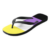 Flag für nichtbinäre Pride Badesandalen (Schrägansicht)