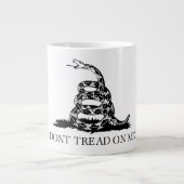 Flag Gadsden Rattlesnake: Revolutionärer Krieg 177 Jumbo-Tasse (Vorderseite)