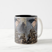 Flag-Heben auf dem Suribachi-Berg, Iwo Jima, 1945 Zweifarbige Tasse (VorderseiteRechts)