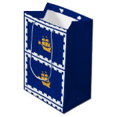 Flag of Quebec City Medium Gift Bag Mittlere Geschenktüte (Vorderseite Schrägansicht)