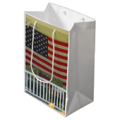 Flag zum Unabhängigkeitstag - Martha's Vineyard Mittlere Geschenktüte (Vorderseite Schrägansicht)