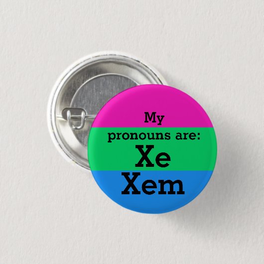 Flag zur Polysexualität mit Xe/Xem Pronouns Button (Vorne & Hinten)