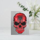 Flagge Albaniens auf einem Stahlschädel Postkarte (Stehend Vorderseite)