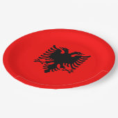 Flagge Albaniens Pappteller (Schrägansicht)