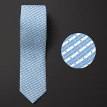Flagge Argentiniens Muster Krawatte<br><div class="desc">Die Flagge Argentiniens Pattern Necktie hebt die nationalen Farben des Landes aus der Ferne hervor,  indem sie ein schlaues,  gezinktes Design verwendet. Bei einer näheren Überprüfung zeigt das nahtlos wiederholbare Muster winziger Flaggen das nationale Banner des Landes ästhetisch ansprechend.</div>