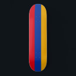 Flagge Armeniens Skateboard<br><div class="desc">Dieses Design zeigt die Nationalflagge Armeniens (offiziell die Republik Armenien), eines Binnenlandes im Südkaukasus in Eurasien. Armenien liegt im Western Asiens, im armenischen Hochland, und es grenzt im Westen an die Türkei, im Norden an Georgien, im Osten an die faktisch unabhängige Republik Artsakh und Aserbaidschan und im Süden an den...</div>