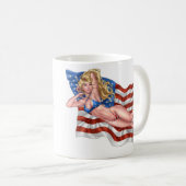 Flagge-Bikinipinup-Mädchen durch Al Rio Kaffeetasse (VorderseiteRechts)