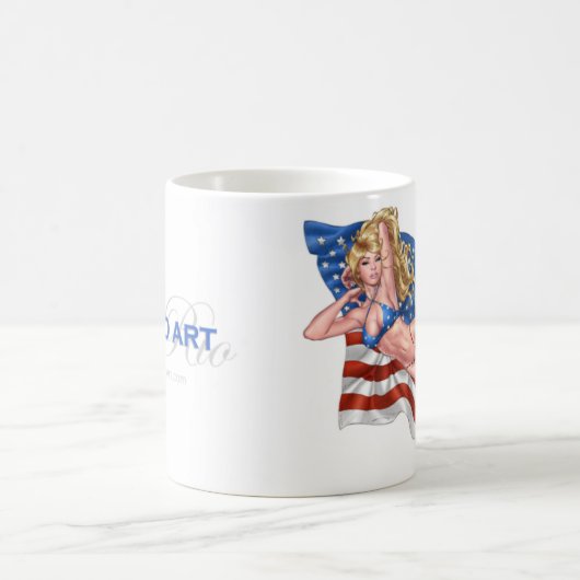 Flagge-Bikinipinup-Mädchen durch Al Rio Kaffeetasse (Mittel)