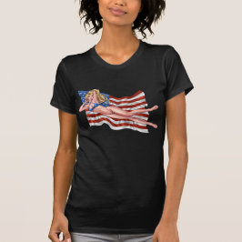 Flagge-Bikinipinup-Mädchen durch Al Rio T-Shirt