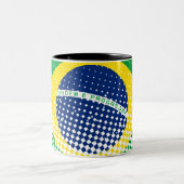 Flagge Brasiliens mit Halftone-Effekt Zweifarbige Tasse (Mittel)