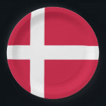 Flagge Dänemarks oder dänischer Stoff Pappteller<br><div class="desc">Die Flagge Dänemarks ist rot mit einem weißen skandinavischen Kreuz,  das sich bis an die Ränder der Flagge erstreckt; der vertikale Teil des Kreuzes wird auf die Hüftseite #denmark #danish #patriotic #flag #scandinavian</div>