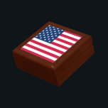 Flagge der USA - USA - Patriotik Erinnerungskiste<br><div class="desc">USA Flag - USA - Patriotic - Unabhängigkeitstag - 4. Juli - Anpassbar - Wählen / Fügen Sie Ihren einzigartigen Text / Farbe / Bild - Make Your Special Gift - Neu formatieren und verschieben oder entfernen und hinzufügen / Bild mit Anpassungs-Tool. Sie können Designs auch auf mehr als 1000...</div>