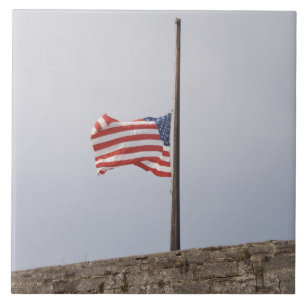 Flagge der Vereinigten Staaten auf Halbmast (USA) Fliese