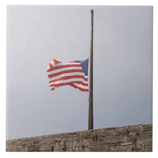Flagge der Vereinigten Staaten bei Half-Mast (USA) Fliese (Vorderseite)