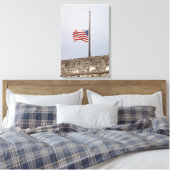 Flagge der Vereinigten Staaten bei Half-Mast (USA) Leinwanddruck (Insitu (Schlafzimmer))