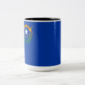 Flagge des Nevada-Staat Zweifarbige Tasse (Mittel)