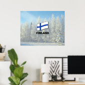 Flagge Finnlands, schneebedeckte Kiefernbäume Poster (Heimbüro)