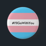 Flagge #I'llGoWithYou Knopf-w/Transgender Button<br><div class="desc">Schließen Sie sich der #I'llGoWithYou Kampagne,  an und tragen Sie zur Sicherheit von trans* und von nicht binären Leuten überall bei! Dieser Knopf hat das #I'llGoWithYou hashtag,  auf einer Transgenderflagge.</div>