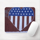 Flagge in der Herzform gemalt auf Scheune nach Mousepad (Mit Mouse)