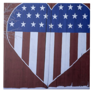 Flagge in Herzform auf einer Scheune gemalt nach 9 Fliese