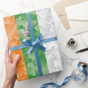 Flagge Irlands mit Kleeblättern Geschenkpapier