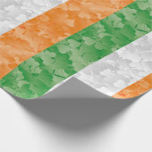 Flagge Irlands mit Kleeblättern Geschenkpapier (Ecke)