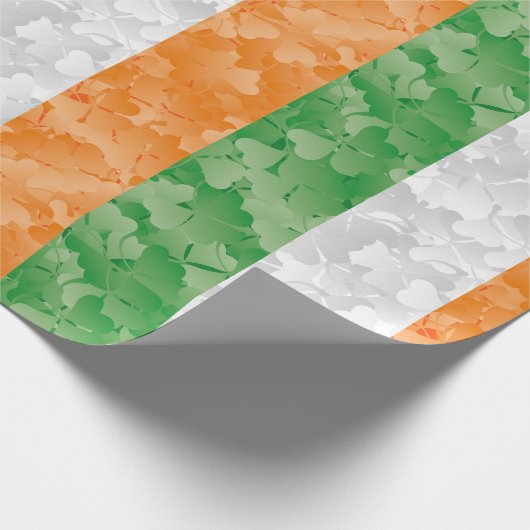 Flagge Irlands mit Kleeblättern Geschenkpapier (Ecke)