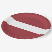 Flagge Lettlands Pappteller (Schrägansicht)